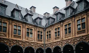 Vacker jugendstil hus med detaljerade fasader, takkupor och valv.