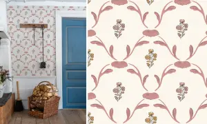 Tapet 1800-tal torp med ett blommönster i rosa och gult. En inblick i ett hem med vedkorg och blå dörr.