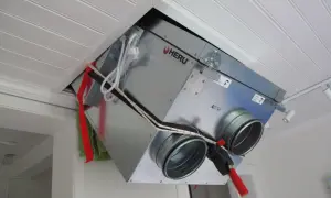 Ett FTX-aggregat vindmonterat i taket. Enheten är av märket HERU och har anslutningar för ventilation.