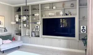 En platsbyggd bokhylla med TV och förvaring. Tänk vad en platsbyggd bokhylla pris kan innebära för hemmet.