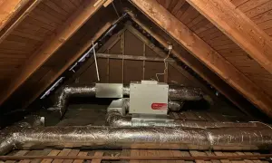 Ventilationsaggregat med filterklass F7 i en vind. Isolerade rör leder till och från enheten.