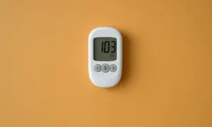 Vit mätare visar 103 pCi/L, en indikation på radonhalt i hus.