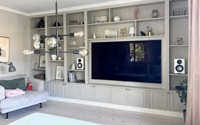 En platsbyggd bokhylla med TV och förvaring. Tänk vad en platsbyggd bokhylla pris kan innebära för hemmet.
