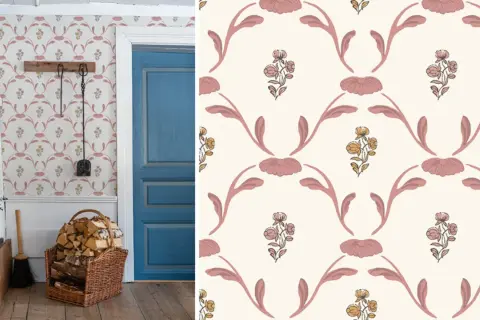 Tapet 1800-tal torp med ett blommönster i rosa och gult. En inblick i ett hem med vedkorg och blå dörr.