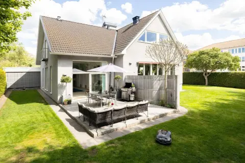 Grönskande trädgård med uteplats, grill och robotgräsklippare. Drömmen om billigaste husen i Sverige kan börja här!