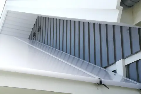 Detaljerad bild av en tillbyggnad med takanslutning i plast.