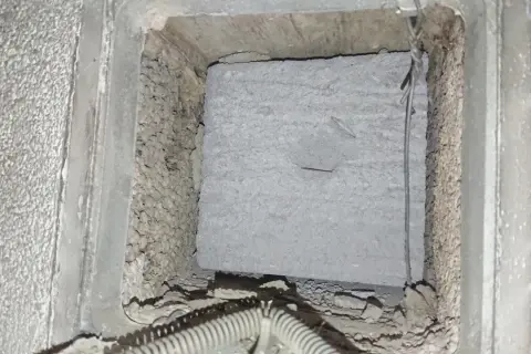 Insidan av en ventilationskanal med blåbetong, redo för radonsanering.