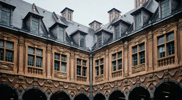 Vacker jugendstil hus med detaljerade fasader, takkupor och valv.