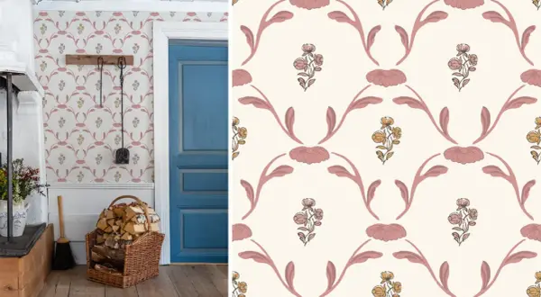 Tapet 1800-tal torp med ett blommönster i rosa och gult. En inblick i ett hem med vedkorg och blå dörr.