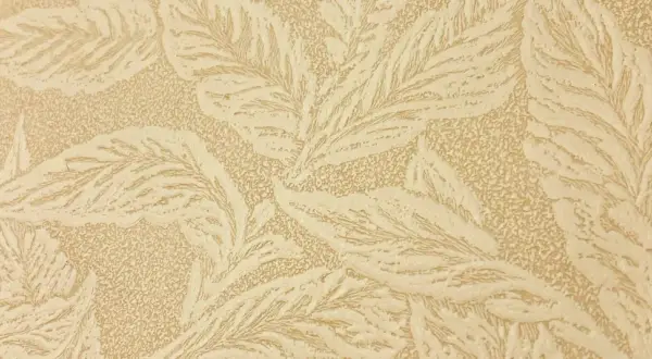 En beige tapet med ett mönster av stiliserade blad, typiskt för en tapet 1940-tal. Mönstret har en texturerad yta.