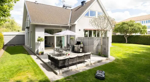 Grönskande trädgård med uteplats, grill och robotgräsklippare. Drömmen om billigaste husen i Sverige kan börja här!