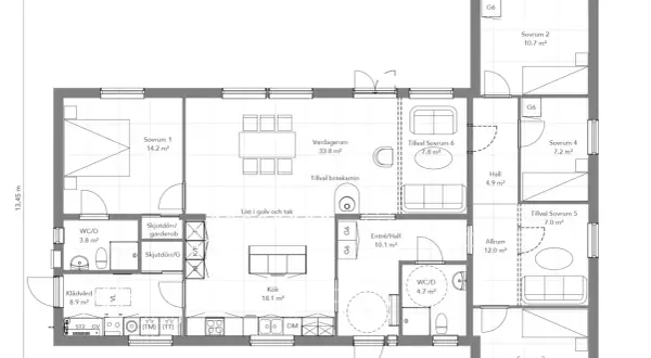 Planritning av ett vinkel hus med flera rum, kök, badrum och klädvård.