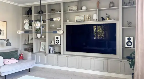 En platsbyggd bokhylla med TV och förvaring. Tänk vad en platsbyggd bokhylla pris kan innebära för hemmet.