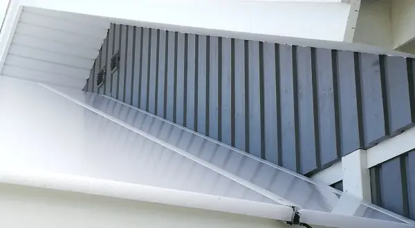Detaljerad bild av en tillbyggnad med takanslutning i plast.