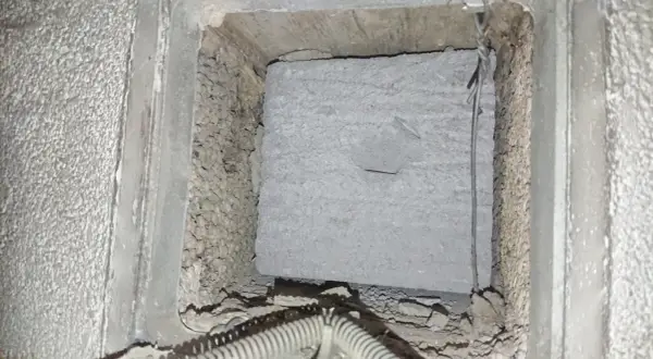 Insidan av en ventilationskanal med blåbetong, redo för radonsanering.