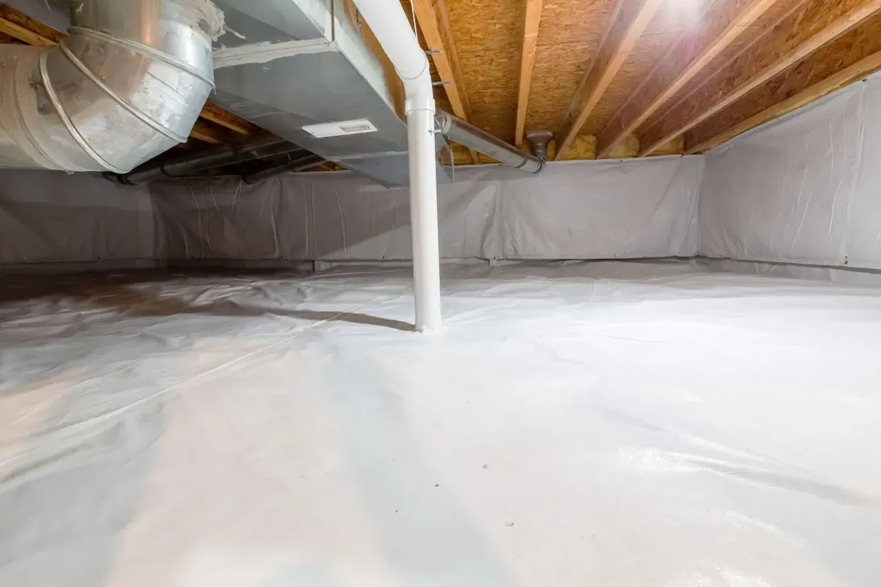 Renoverad krypgrund med vit plastduk och synliga ventilationsrör.