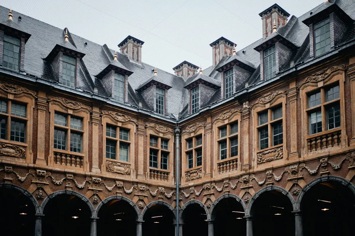Vacker jugendstil hus med detaljerade fasader, takkupor och valv.