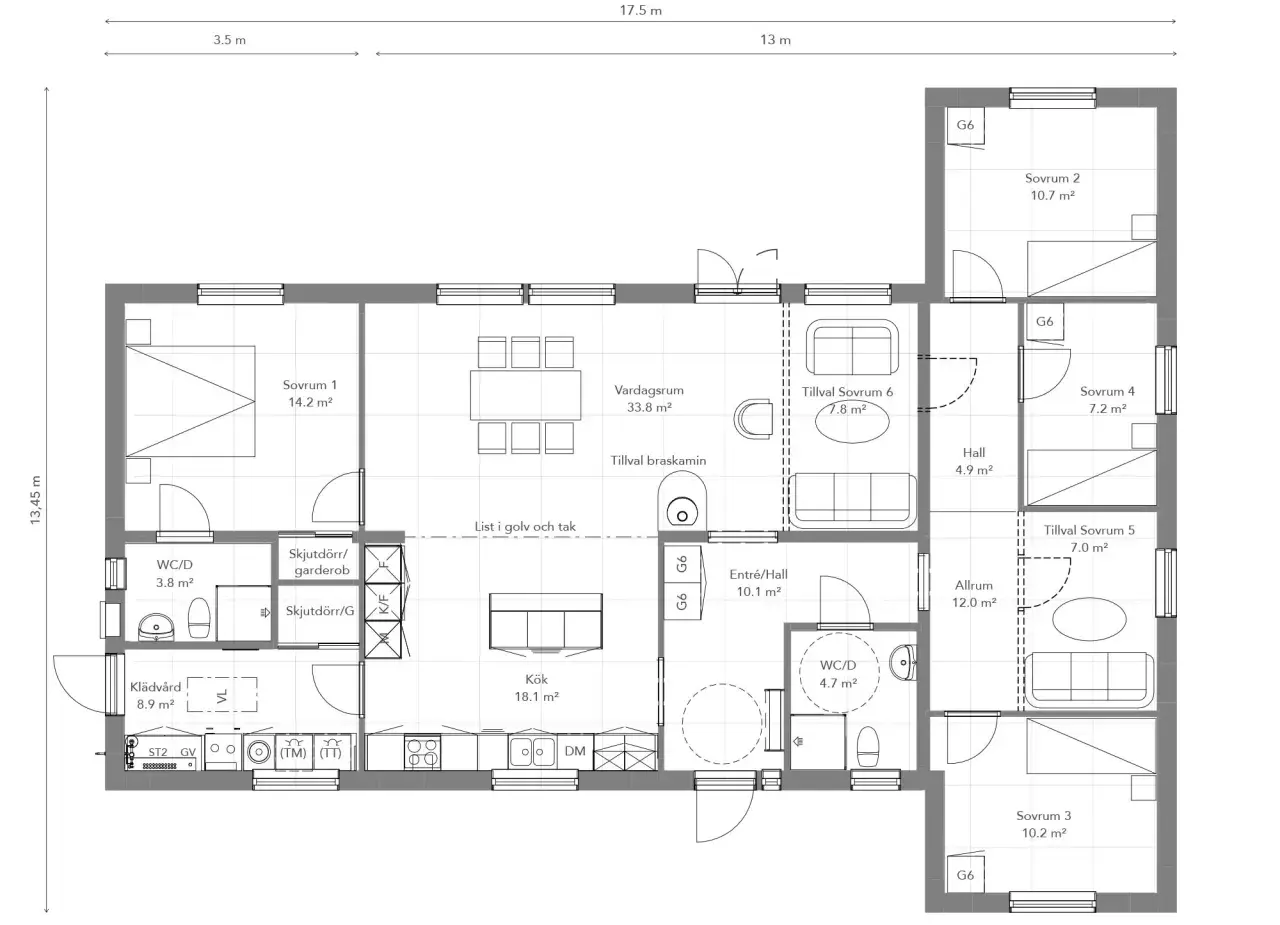 Planritning av ett vinkel hus med flera rum, kök, badrum och klädvård.