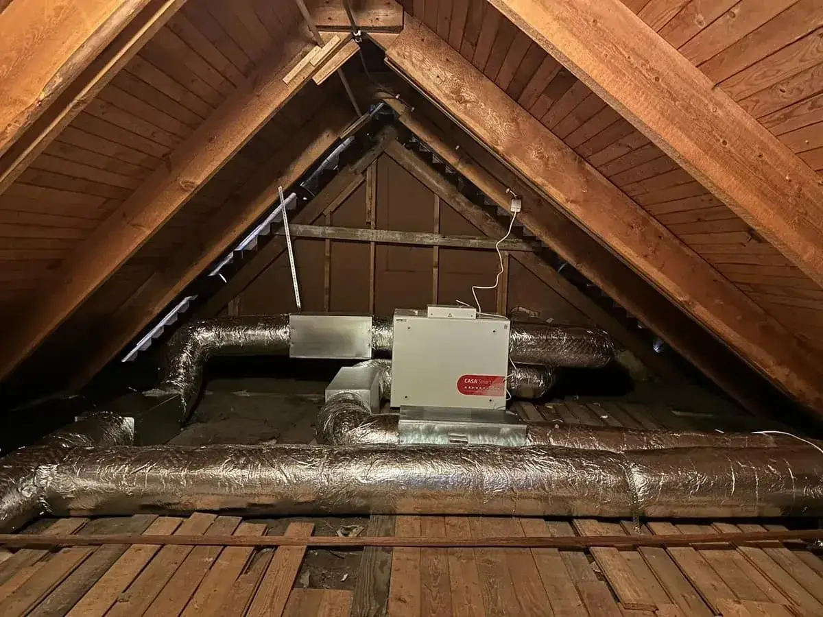 Ventilationsaggregat i FTX-system i vind, f&ouml;r att hantera fukt och radon.