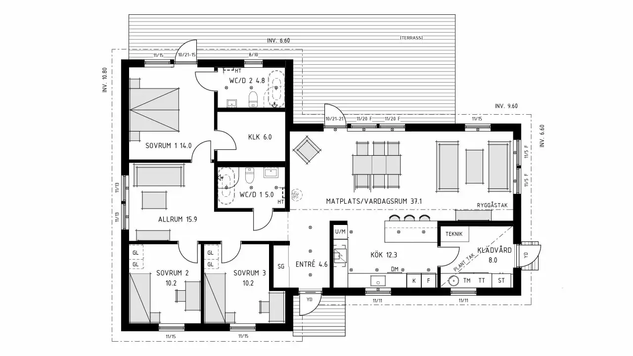 Planritning av ett vinkel hus med sovrum, k&ouml;k, vardagsrum och terrass.