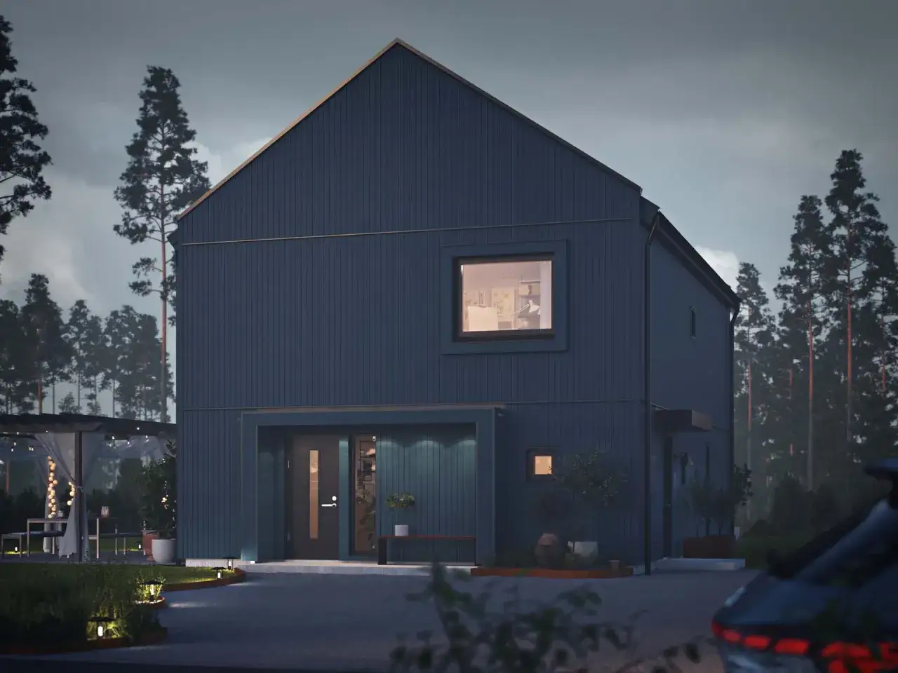 M&ouml;rkt bl&aring;tt hus med utbyggnad p&aring; kortsidan, omgivet av tr&auml;d. En bil st&aring;r parkerad p&aring; uppfarten.