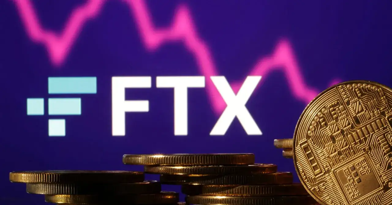 Guldmynt framför FTX-logotypen och en fallande graf. FTX-aggregat vind.