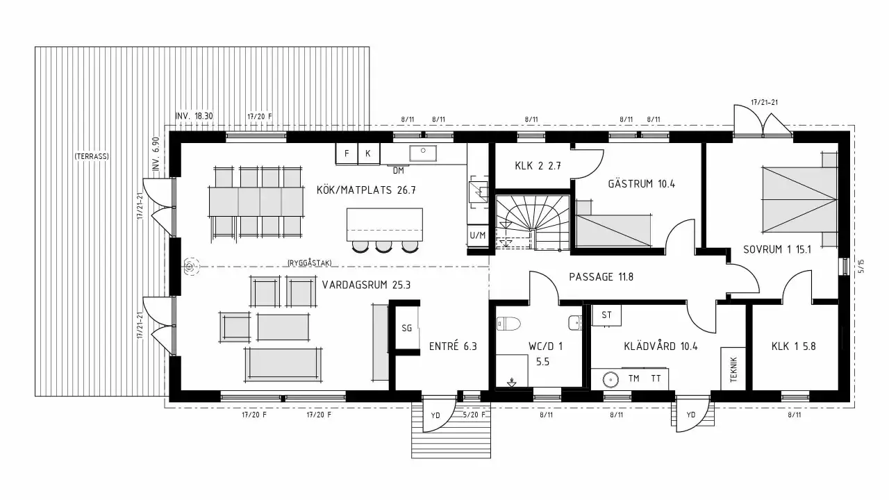 Planl&ouml;sning av ett hus med k&ouml;k, vardagsrum, sovrum och g&auml;strum. En utbyggnad gavel syns till h&ouml;ger.