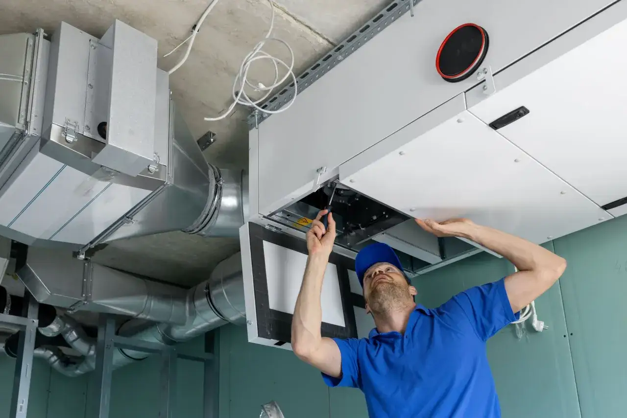 Installatör arbetar med ett ventilationssystem, viktigt för att undvika dammigt hemma ventilation.