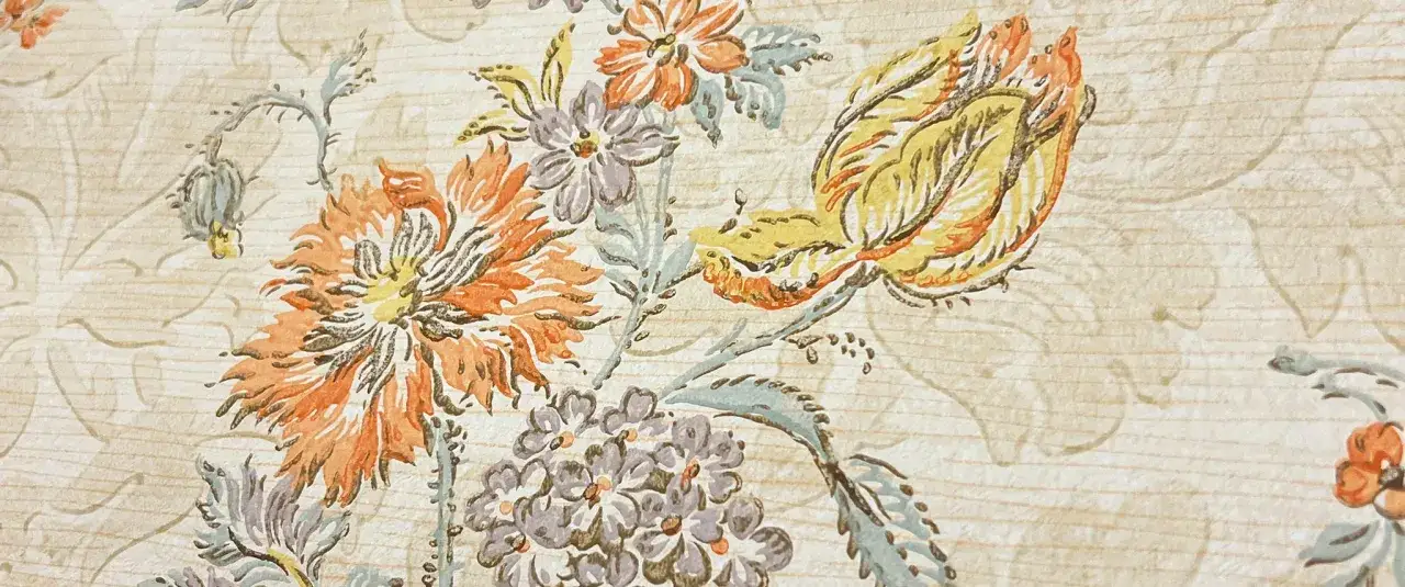 Blommig tapet i 1940-talsstil med orange, gula och lila blommor mot en ljus bakgrund.