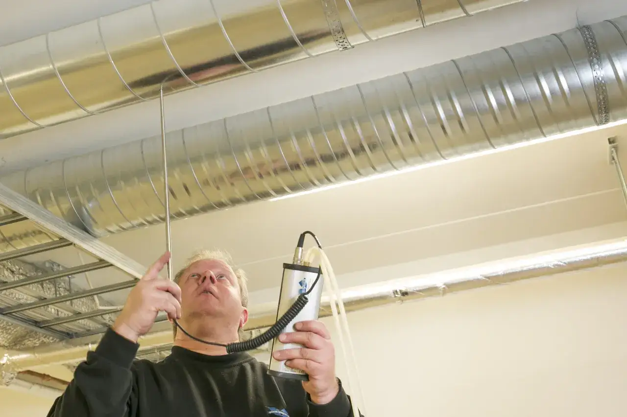 Man mäter ventilationen. OVK betyder Oväder, Kontroll och Ventilation.