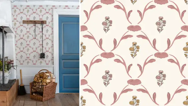 Tapet 1800-tal torp med ett blommönster i rosa och gult. En inblick i ett hem med vedkorg och blå dörr.