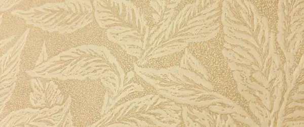 En beige tapet med ett mönster av stiliserade blad, typiskt för en tapet 1940-tal. Mönstret har en texturerad yta.