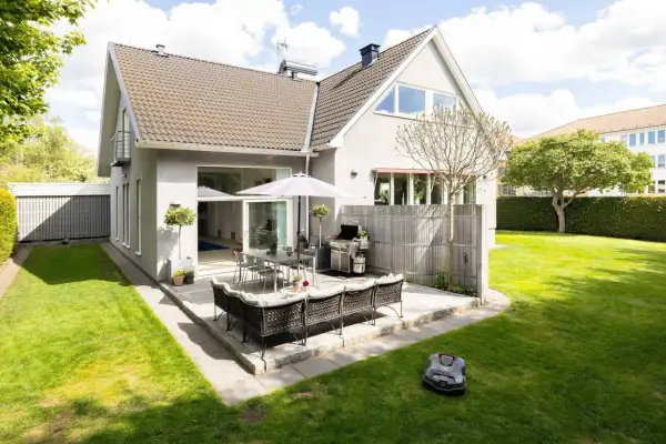Grönskande trädgård med uteplats, grill och robotgräsklippare. Drömmen om billigaste husen i Sverige kan börja här!