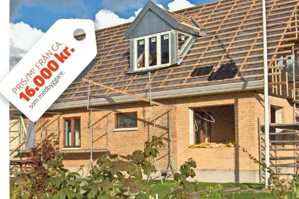 Tak, här är en beskrivning för bilden:

Hus med pågående takarbete och en ny utbyggnad av gaveln. Pris från 16.000 kr/m².