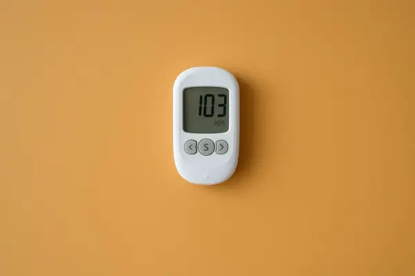Vit mätare visar 103 pCi/L, en indikation på radonhalt i hus.