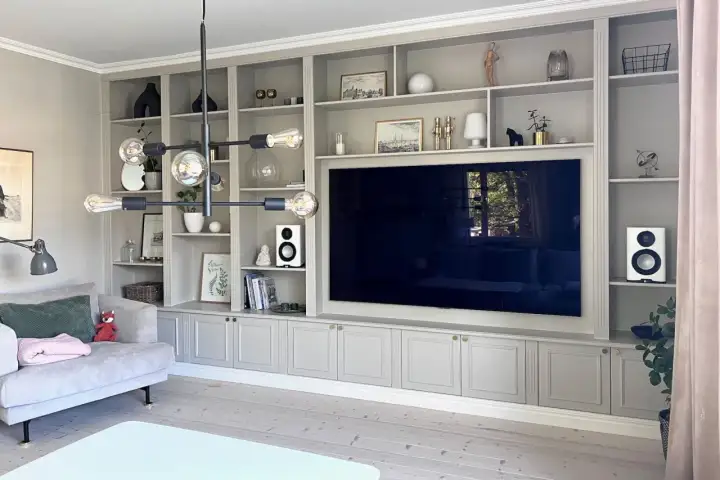 En platsbyggd bokhylla med TV och förvaring. Tänk vad en platsbyggd bokhylla pris kan innebära för hemmet.